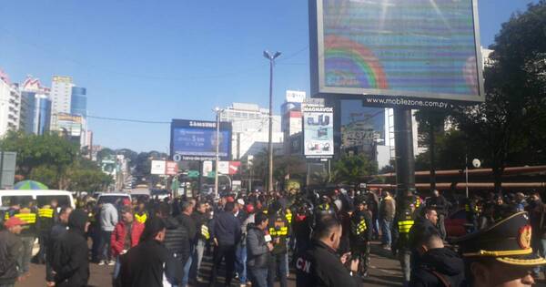 La Nación / “No más cadenas”, exigieron mototaxistas que bloquearon el Puente de la Amistad