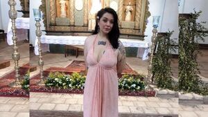 Criticaron a Andrea Valobra por usar escote en la iglesia