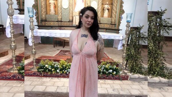 Criticaron a Andrea Valobra por usar escote en la iglesia