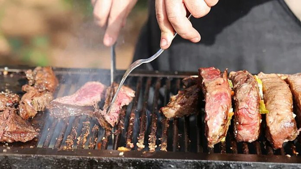 Hombre muere atragantado comiendo asado - Noticiero Paraguay