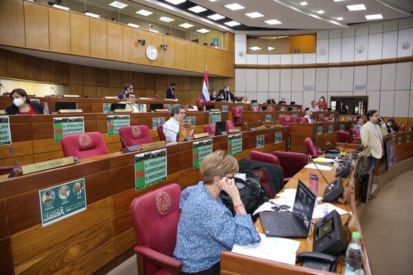 Diario HOY | Fijan continuación de sesión del Senado con proyecto de apriete a fiscales en agenda