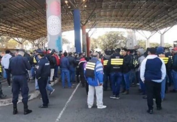 Trabajadores culpan a Aduanas y a la Armada por la muerte de mototaxista brasileño | 1000 Noticias