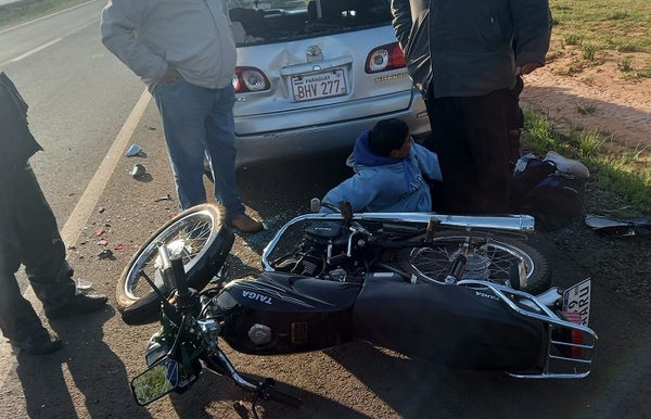 Menor al mando de una moto choca contra un automóvil en Coronel Oviedo - Noticiero Paraguay