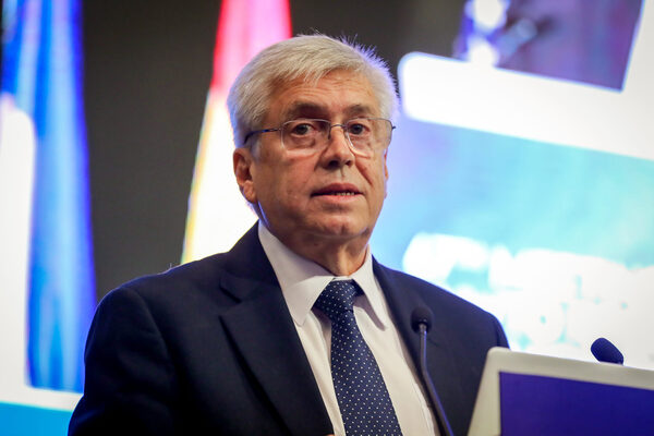 Con un mirador en forma de cola, Uruguay lanza la temporada de avistar ballenas - MarketData