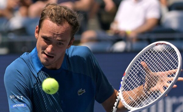 Medvedev fulmina a Kozlov en el inicio de la defensa de su título en el US Open
