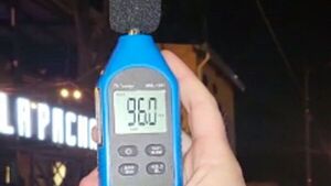 Se van a dormir a otro lado por culpa de bares que hacen de discoteca