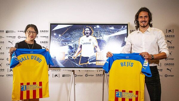 El Valencia confirma el fichaje de Cavani hasta 2024