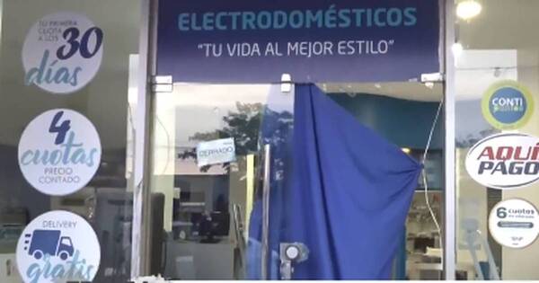 La Nación / Delincuentes asaltaron un centro comercial y se llevaron equipos informáticos y teléfonos