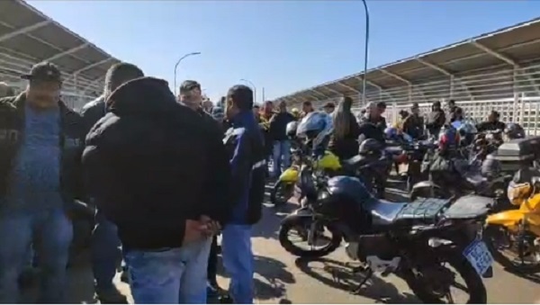 Mototaxistas se manifiestan en CDE tras muerte de compañero - Paraguaype.com