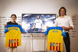 Edinson Cavani firma por dos temporadas por el Valencia de España