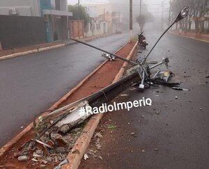 Conductor huyó tras derribar columna de la Ande, partes de su vehículo quedaron en el lugar - Radio Imperio