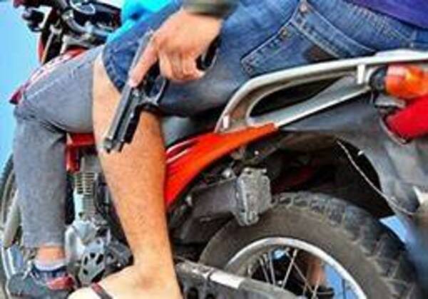 Crónica / "Accidente de trabajo" mondaha disparó a su cómplice ha okañy