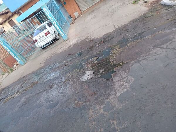 Urge reparación de bache en Lambaré - Crónicas Ciudadanas - ABC Color
