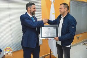 Municipalidad CDE entrega una placa de reconocimiento a cónsul honorario de Israe - La Clave