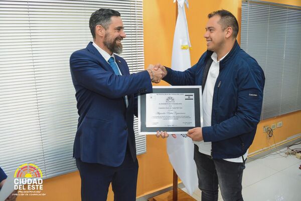 Municipalidad CDE entrega una placa de reconocimiento a cónsul honorario de Israe - La Clave