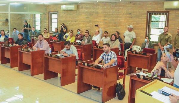 Adjudican licitaciones para seguro de bienes y compra de repuestos en CDE - La Clave