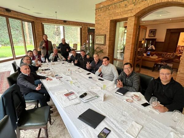 Cartistas optimistas tras fallo de juez y un “sensual” video en mesa de reunión - Política - ABC Color