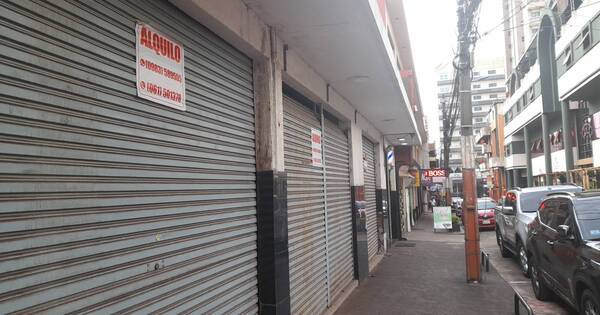 La Nación / Edificios y galerías del centro comercial de CDE están vacíos en un 60%