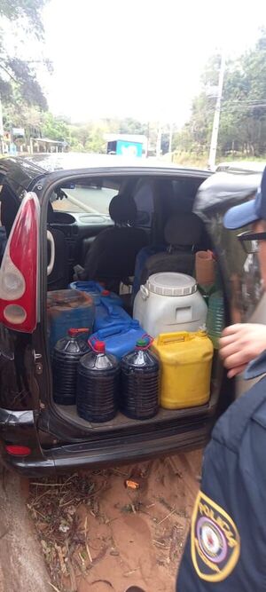 Caen presuntos contrabandistas con unos 4.000 litros de combustibles - Policiales - ABC Color