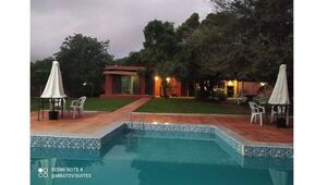 Custodiado por cerros, Mbatovi Suites ofrece en Paraguarí hospedaje y ambiente familiar