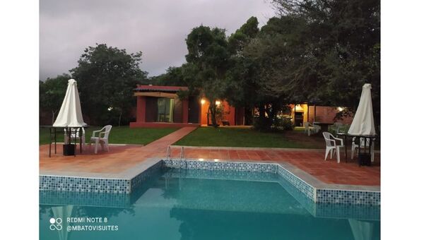 Custodiado por cerros, Mbatovi Suites ofrece en Paraguarí hospedaje y ambiente familiar