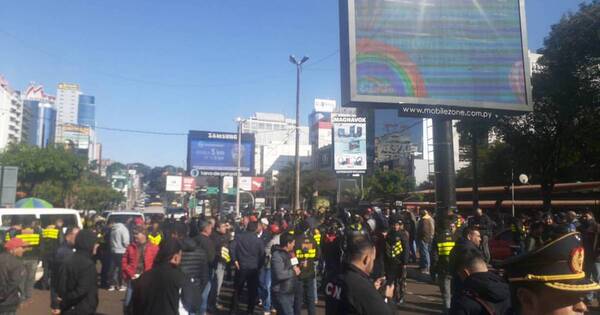 La Nación / Mototaxistas bloquearon el puente de la Amistad
