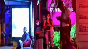 Usuarios denuncian que hasta dos horas se espera un bus a la noche