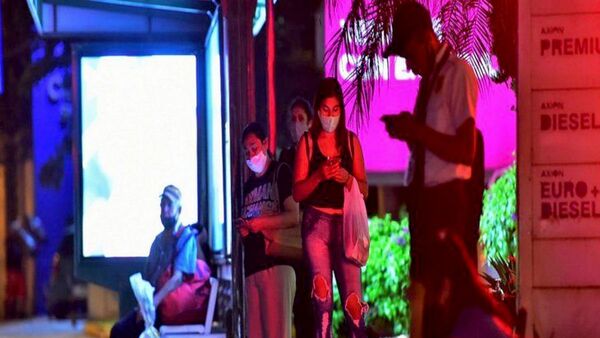 Usuarios denuncian que hasta dos horas se espera un bus a la noche