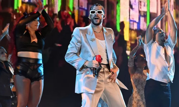 Bad Bunny hace historia al convertirse en el primer cantante de habla no inglesa en ganar el premio VMA de MTV al artista del año - OviedoPress