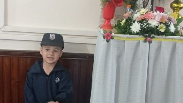 Hijo de comisario fallecido en servicio compartió con la policía en su día
