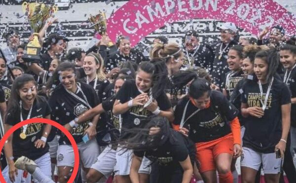 En pleno festejo de campeonato pelotera quedó con “las patas pa’rriba”