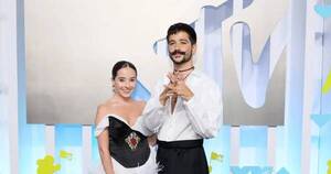 La Nación / Camilo y Evaluna recibieron duras críticas por sus outfits en los MTV VMAs