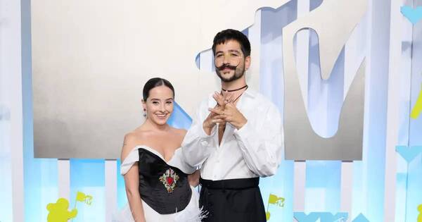 La Nación / Camilo y Evaluna recibieron duras críticas por sus outfits en los MTV VMAs