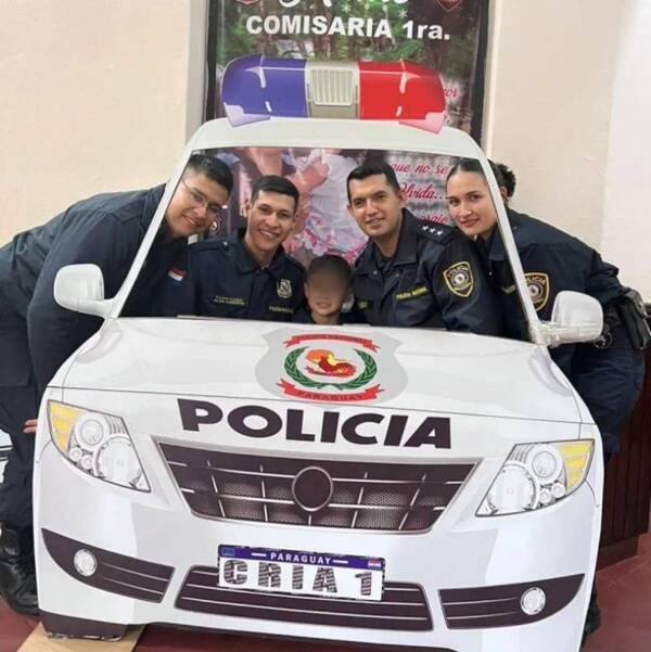 Crónica / Hijo de comisario asesinado se vistió de Policía para honrar a su papá en su día