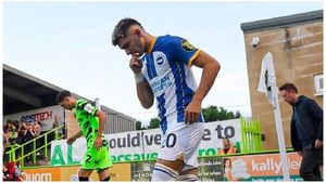 Julio Enciso inicia en la banca del Brighton