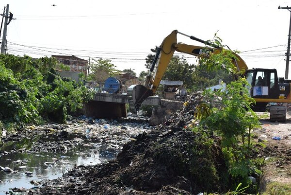 Diario HOY | Realizan trabajos de limpieza de cauce hídrico en la zona del Bañado Sur