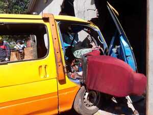 Transporte escolar choca contra vivienda y deja 7 niños heridos - Noticde.com