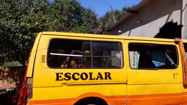 Transporte escolar impacta contra vivienda en Hernandarias 
