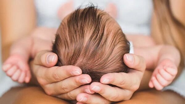 Beba muere tras ser golpeada presuntamente por su padre