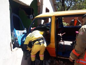 Diario HOY | Hernandarias: transporte escolar chocó contra una vivienda con niños a bordo