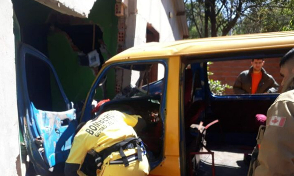 Un transporte escolar chocó contra una vivienda con niños a bordo en Hernandarias - OviedoPress