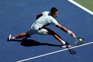 Alcaraz debuta con un recital de tenis y victoria ante Báez - Tenis - ABC Color