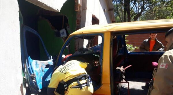 Hernandarias: transporte escolar chocó contra una vivienda con niños a bordo
