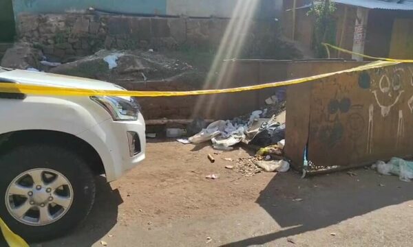 Encuentran cajón de bebé en basurero del mercado de Villarica, buscan el cuerpo