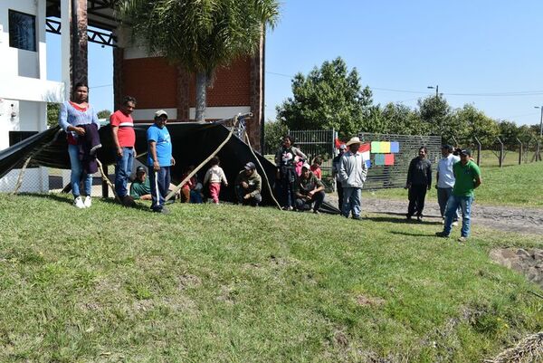 Pobladores de Atinguy se manifiestan en Ayolas para pedir trabajo - Nacionales - ABC Color