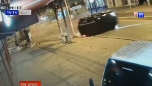 Lambaré: Conocido exfutbolista volcó con su vehículo - Paraguaype.com