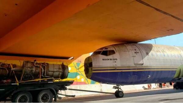 Crónica / Caso insólito: Avión quedó “apretado” en un viaducto y tuvieron que ayudarlo a salir