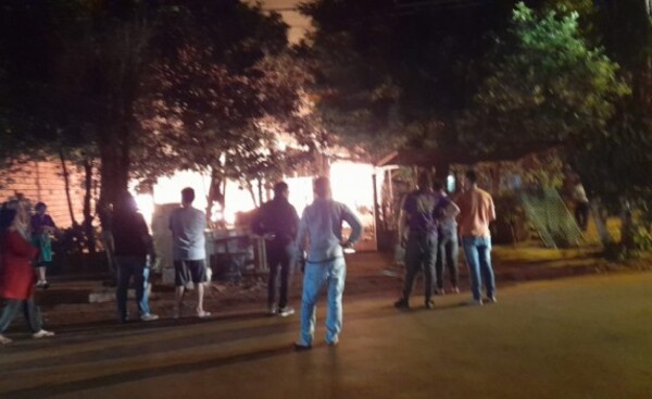 Voraz incendio redujo a cenizas una vivienda en Ciudad Nueva
