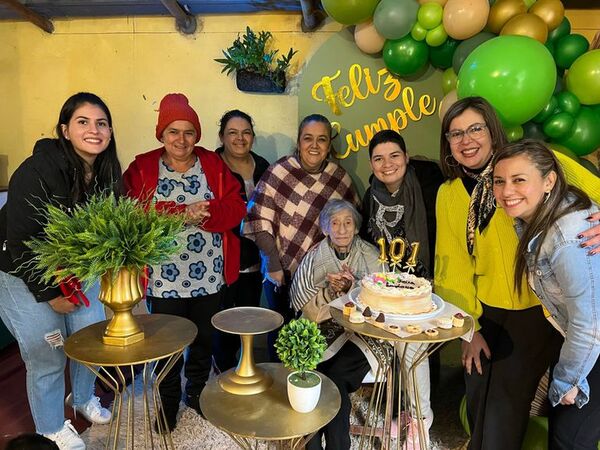 Doña Agustina Martínez cumplió 101 años rodeada de sus más caros afectos - Nacionales - ABC Color