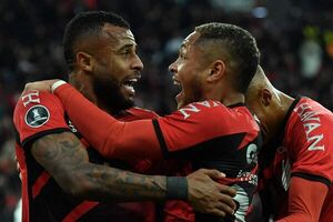 Paranaense vence al campeón y toma ventaja en disputa por ir a la final - Fútbol Internacional - ABC Color